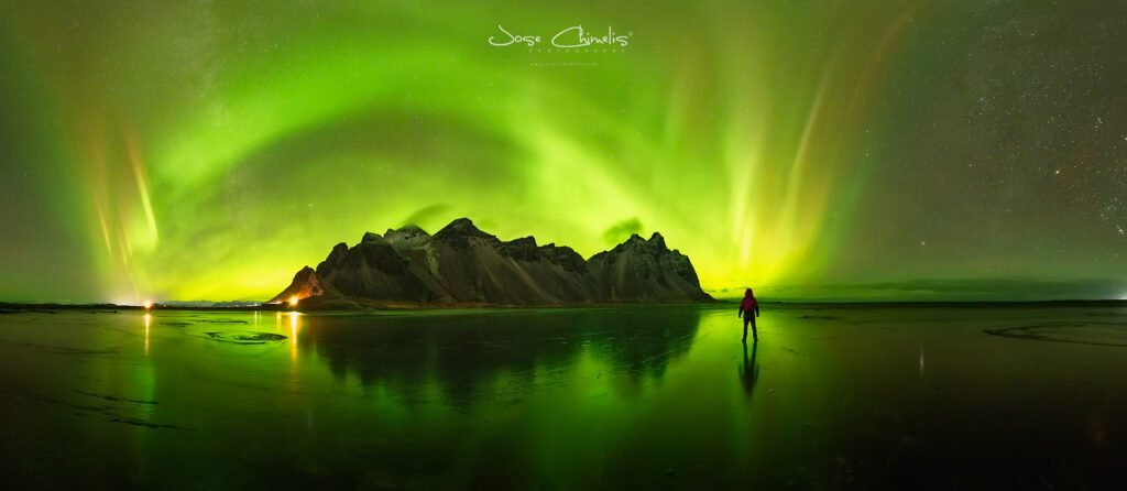 foto paisaje roca y aurora boreal verde