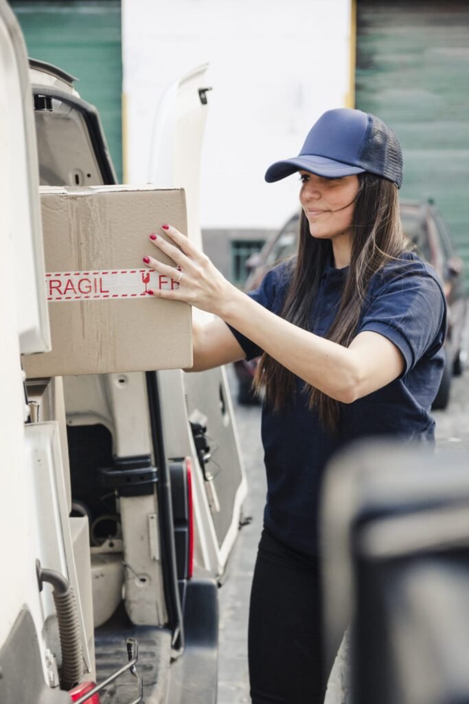 joven chica repartidora de paquetería